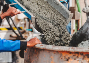 imagem de pedreiro trabalhando com concreto em obra