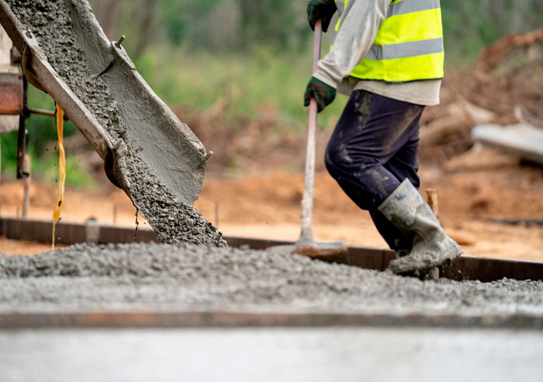 imagem de pedreiro trabalhando com concreto